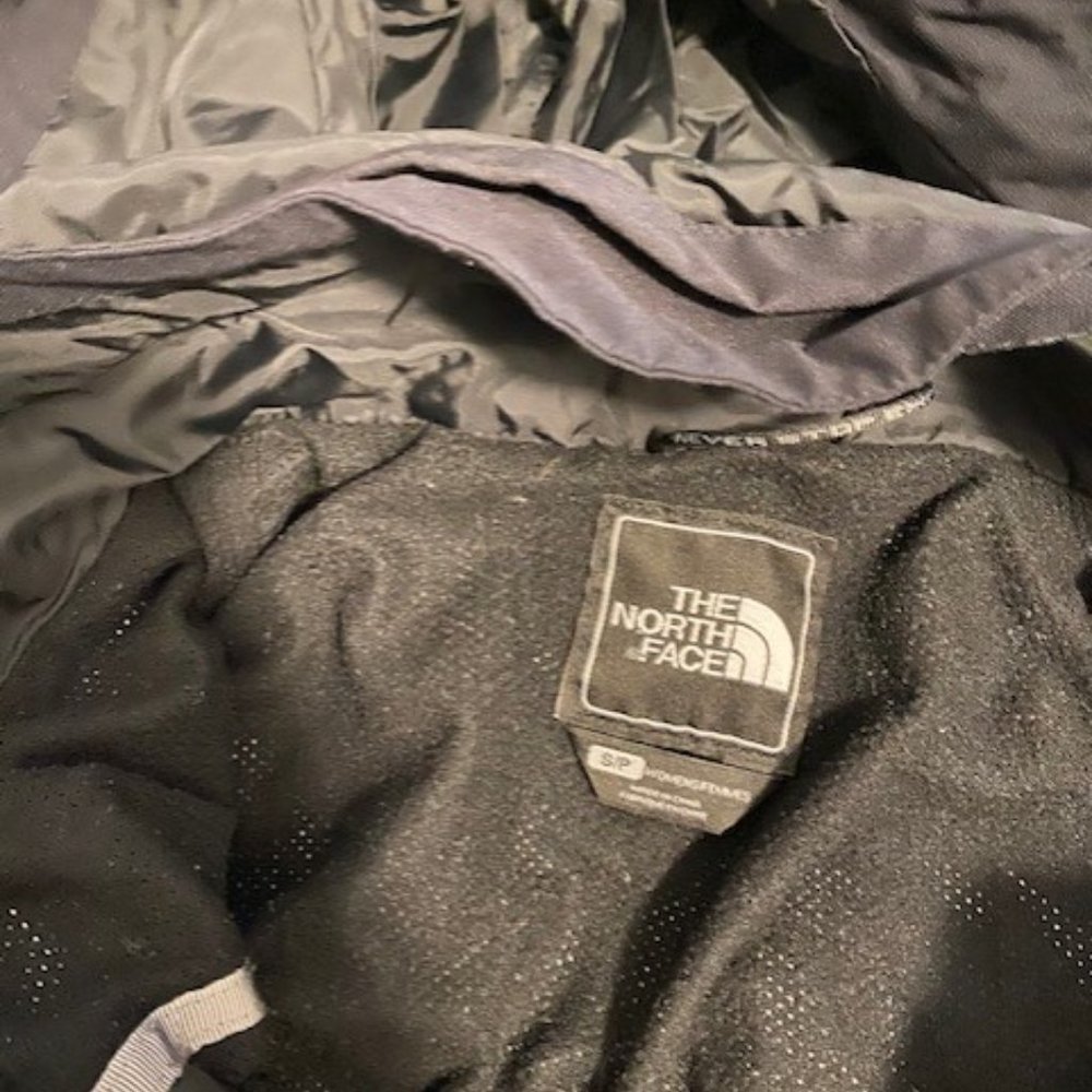 The North Face black water resistant winter jacket - Picture 5 of 6
